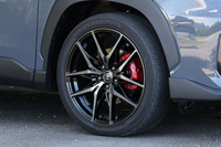 「ダーククリア切削光輝＋ブラック塗装」が施された19インチの「5ユニットトラスツインスポークデザイン」ホイールを標準で装備。これに225/45R19サイズの「ヨコハマ・アドバン フレバV701」を組み合わせる。