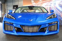 フロントグリルからのぞくラジエーター。「コルベットE-Ray」では電動パワートレインの冷却のため、クーリングシステムが増設されている。