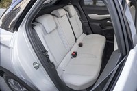 後席（写真）も前席同様、サイドサポート部にダイヤ形のステッチが入れられる。