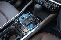 センターコンソールに配されたレバー式のシフトセレクター。トランスミッションは9段ATで、通常は2速発進。「4WD LOW」に入れると1速で発進する。100km/h巡航時のエンジン回転数は、9速で1500rpmを少し超える程度だ。