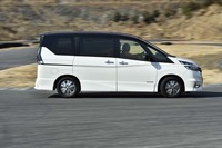 「セレナe-POWER」では、モーター駆動ならではの加速の良さに加えて、ライバル車をしのぐ26.2km/リッター（JC08モード）の燃費もセリングポイントだ。