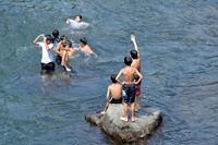 郡上八幡を流れる吉田川で子どもたちが遊ぶ。環境省の「残したい“日本の音風景100選”」の中に「吉田川の川遊び」が入っている。