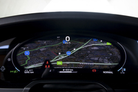 液晶が一枚物に変わったことでマップの全面表示もできる。