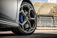 タイヤサイズは前が245/30R20、後ろが305/30R20。ホイールの隙間に、前がφ380mm×38mm、後ろがφ356mm×32mmというサイズのカーボンセラミックブレーキディスクがのぞく。