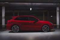 「カイエンGTS」のサイドビュー。車高は標準車の「カイエン」よりも20mm低められている。