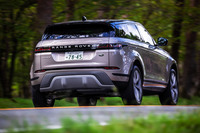 都会派といえるスタイリッシュなエクステリアデザインが「イヴォーク」の特徴。その一方で、最低地上高212mm、アプローチアングル22.2度、ブレイクオーバーアングル20.7度、デパーチャーアングル30.6度と、オフロード専業ブランドにふさわしい数値も確保されている。