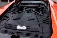 「ウラカンEVO」のリアミドに搭載されるのは「ペルフォルマンテ」譲りとなる最高出力640ps、最大トルク600Nmを誇る自然吸気V10エンジン。