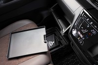 めったに使うことのない車検証は、助手席シートアンダートレイに収納できるようになっている。