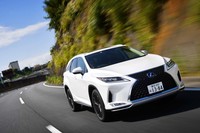 「RX450hL」もショートボディーの「RX」と同様、マイナーチェンジを機にボディー剛性が強化されている。