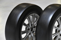 欧州向けウインタータイヤのコンパウンドと、スタッドレスタイヤ「アイスガードiG60」のコンパウンドが用いられた、2種類のスリックタイヤ。コンパウンドの違いがもたらす性能の差を比較するために用意されたものだ。