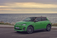 2024年2月のジュネーブモーターショーで発表された市販型「ルノー5 E-TECHエレクトリック」。1972年登場のコンパクトモデル「ルノー5」のコンセプトを現代によみがえらせたBEVである。全長×全幅×全高＝3.92×1.77×1.50mのコンパクトなボディーサイズも同モデルの特徴だ。ルノー・ジャポンではこのモデルの日本導入を検討しているという。