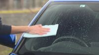「拭くだけレインドロップ」の作業イメージ。ぬれた車体を拭き上げるだけで、同商品からコーティング剤が染み出し、はっ水コーティング皮膜が形成される。