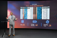 全固体電池「ASSB」について説明する、日産のアシュワニ・グプタCOO。今日におけるリチウムイオンバッテリーの2倍のエネルギー密度と3分の1の充電時間を実現し、かつコストも65ドル/kWhを目指すという。