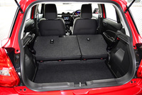 
	6：4分割可倒式の後席を前に倒すと荷室は最大で579リッターまで広がる。ただし、ラゲッジルームのフロアはフルフラットにはならない。
	