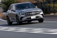 足まわりにはAIRMATICサスペンションを標準装備。伸び側と縮み側にそれぞれ可変ダンピングシステムが備わっている。