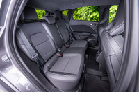 後席にはスライド機構が備わり、前後に160mm動かせる。60：40の分割可倒機構が組み込まれた背もたれを用いて、乗員や積載物に合わせたシートアレンジが簡単に行える。