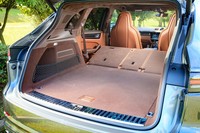 ラゲッジスペースの容量は645～1605リッター。駆動用バッテリーを荷室のフロア下に積んでいるため「カイエン ターボ」（772～1680リッター）よりも少し狭い（浅い）。