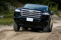 コストパフォーマンスの高さが光る「VX」。「マルチテレインセレクト」など、悪路走行を支援する機能が一通りそろっているのは「GX／AX」も同じだが、VXには上級グレードと同等のADASや、本革シートも備わるのだ。