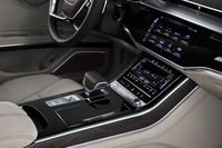 イグニッションをオンにすると、それまでダッシュボードやセンタークラスターに溶け込んでいた黒いパネルに表示が浮かび上がる様は、いかにも「未来の高級車だな」と思わせる。