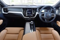 操作スイッチおよびボタンを極力廃し、すっきりとデザインされたインテリア。インストゥルメントパネルの中央部は、わずかにドライバー側に傾けられている。