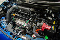 パワートレインは1.2リッターガソリンエンジンと駆動用モーターの組み合わせ。モーターの最大トルクは30Nmで、リダクションギアでこれを増幅して駆動軸に伝達する。