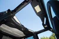 前席頭上の着脱式ハードトップは、構造の見直しと軽量化により、従来型よりも簡単に取り外せるようになった。左右分割式のパネルは、それぞれ2カ所のレバーを操作するだけで外せる。