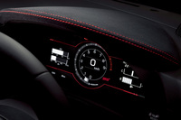 ボルドーリング加飾と「STI」のロゴ入り専用メーターが採用される「BRZ STI Sport」。エンジンのオン／オフに合わせてSTIのアニメーションも表示される。レッドステッチが施されたメーターバイザーも同モデルの専用アイテムだ。