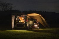 夜のキャンプ場に、明かりをともす車中泊車が浮かび上がる。写真は小川キャンパルのカーサイドタープを取り付けた「フリード＋」。（写真＝ホンダアクセス）