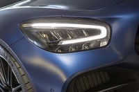 仕様変更を機に、アロー型のポジショニングライトを備えた「LEDパフォーマンスヘッドライト」が採用された。