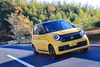 プラットフォームは現行「N-BOX」由来の最新バージョンに刷新。ボディー剛性が強化されただけでなく、ホワイトボディーが先代モデルよりも7％軽量に仕上がっている。