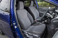 レバー操作だけで簡単に前回のドライビングポジションへと復帰できる「イージーリターンシート」は「Z」グレードの運転席に標準装備となる。