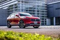 新型「ヴェゼル」には4つの純正エクステリアコーディネートをラインナップ。写真はクロームメッキのアクセントが都会的な雰囲気をさらに高めると紹介される「アーバンスタイル」で、力強い存在感がセリングポイントになっている。