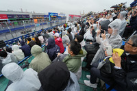 「ABB FIAフォーミュラE世界選手権シーズン11」の第8戦として2025年5月17日に行われたレースの様子。メインスタンドは多くの観客で埋め尽くされた。悪天候であったことを考えれば、上々の入りだったといえる。