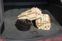 キャンプで焚き火は必須。ダッチオーブンひとつでなんでもおいしく仕上がるのが楽しい。（著者撮影）