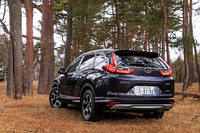 現行型「CR-V」のパワープラントは、1.5リッターガソリンターボエンジンと2リッターガソリンエンジン＋モーターのハイブリッドシステムの2種類。駆動方式にはともにFFと4WDが用意される。