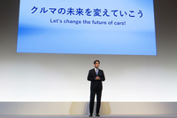 クロージングに登壇した佐藤社長。2人の副社長のプレゼンテーションを踏まえ、「グローバルかつフルラインナップのトヨタだからこそ目指せるモビリティーの未来がある」「クルマの未来を変えていくことこそ、モビリティーカンパニーを目指す私たちのテーマ」と述べた。