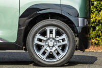 フェンダーなどの黒い箇所は、実はいずれも塗装である。先にこの部分を黒で塗り、乾いた後でマスキングをして、ボディー色を塗っているという。