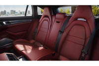 リアシートは3座。ポルシェは“2＋1”レイアウトとうたう。オプションで独立2座式も設定されるという。