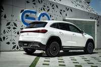 メルセデスが新型電気自動車「EQA」を発売　取り回しのしやすいサイズのSUV型EVの画像