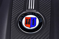 アルピナ社は、4枚ドアのスポーツカー“スポーツ・リムジン”を手がけるメーカーとして創業。ロゴマークには、当時を象徴するウェーバー社製のキャブレター、右にクランクシャフトが描かれ、背景の赤は情熱、青は知性を表している。