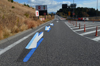 積水樹脂が開発した錯視効果を応用した逆走対策ソリッドシート「ジスラインS」。写真は「路面標示E1」で、立体的に見える矢印の路面標示を用いて正しい進行方向をドライバーに注意喚起する。加熱溶融接着タイプで簡単に施工ができ、高速道路でも多数の採用実績がある。（写真：積水樹脂）