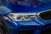 ヘッドライトには、状況に応じてハイビームとロービーム切り替えを行うBMWセレクティブビームや、ステアリングの切れ角に反応して照射するアダプティブヘッドライト機能が備わる。
	 