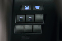 センタークラスターの右脇に備わるデフロックのスイッチ。「GRスポーツ」には「ランドクルーザー」として初めてフロントにもデフロックが採用された。