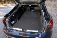 後席の背もたれを倒せばご覧のとおりのフラットで広い空間がつくり出せる。アクティブに使い倒す人にはいかにも使いでがありそうだ。