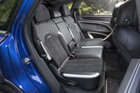 フェイスリフトによってニースペースが最大で100mm拡大したとされるリアシート。左右独立シートの4人乗り仕様や3列7人乗りシートも選択できる。