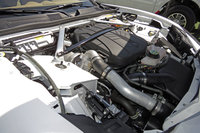 パワープラントは、フロントに235hpを発生する発電用の2リッター直4ターボエンジンとジェネレータを、リアに走行用モーターを搭載する構造。バッテリーは、車両の中央部に背骨のように積まれている。