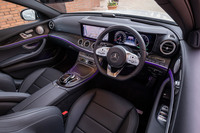 「E350deアバンギャルド スポーツ」のインテリアは、下位グレードにおいてオプションとなる「AMGライン」が標準採用されている。