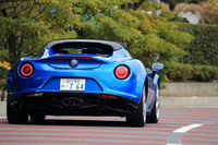 全長×全幅×全高＝3990×1870×1190mmという、ユニークなディメンションが目を引く「4Cスパイダー」。うねるようなボディーデザインは今もって唯一無二といえる。