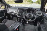 スポーティーなインテリアは、7インチディスプレイを採用したマルチメディア「イージーリンク」やArkamys（アルカミス）のカーオーディオなど装備の充実も図られている。日本仕様車のハンドル位置は右のみ。