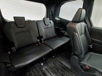 3列目の定員は2人。快適性をそこなうことなく先代のものよりも薄型化されている。